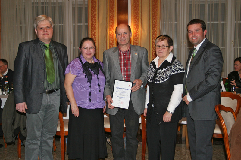Gruppenfoto mit Ehrenobmann H. Renner (Mitte)