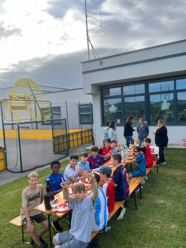 Die Spieler der U11 der SPG DER Club genießen beim Saisonabschluss gemeinsam Grillwürstel und Getränke. Nach dem Abschlusstraining stand das gemütliche Beisammensein im Mittelpunkt.