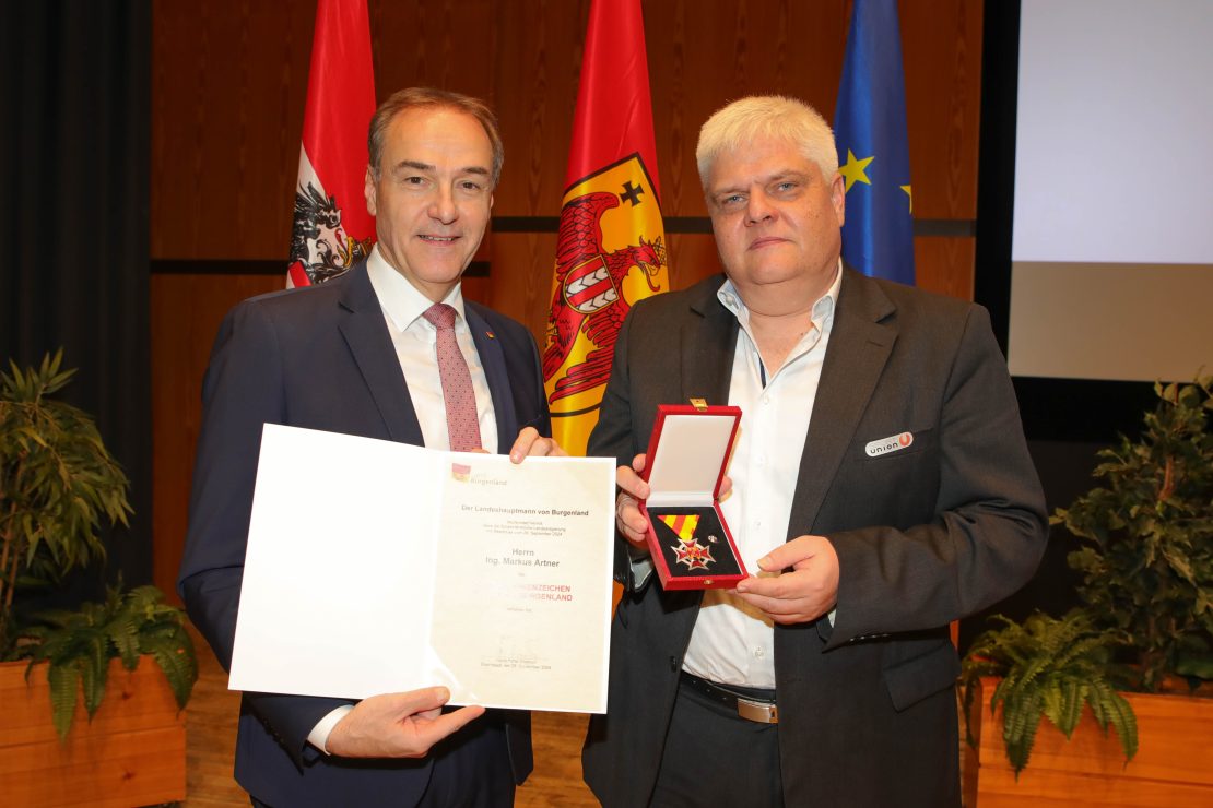 Markus Artner erhält das silberne Ehrenzeichen von Leonhard Schneemann.