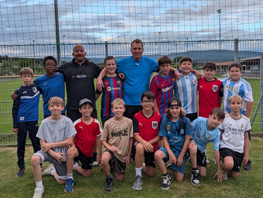 Die U11 der SPG DER Club mit ihrem Trainerteam beim Saisonabschluss auf dem Sportplatz. Die jungen Fußballer präsentieren sich nach einer erfolgreichen Saison gemeinsam zum Gruppenfoto.