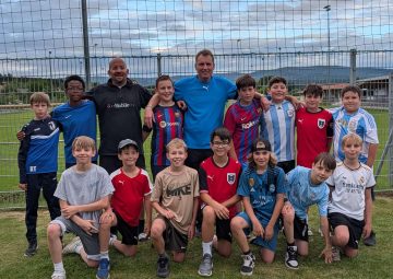 Die U11 der SPG DER Club mit ihrem Trainerteam beim Saisonabschluss auf dem Sportplatz. Die jungen Fußballer präsentieren sich nach einer erfolgreichen Saison gemeinsam zum Gruppenfoto.